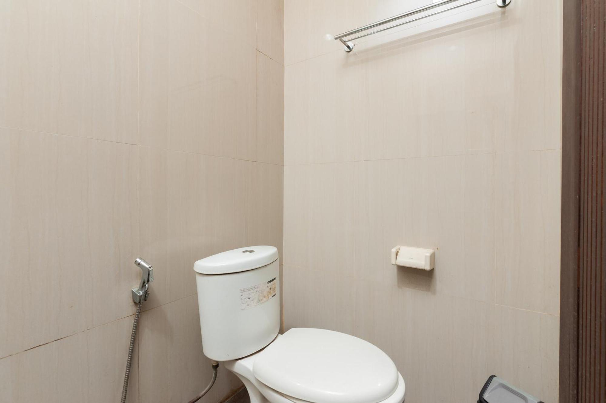 Reddoorz Plus Near Kelapa Dua Kebon Jeruk Jakarta Kültér fotó