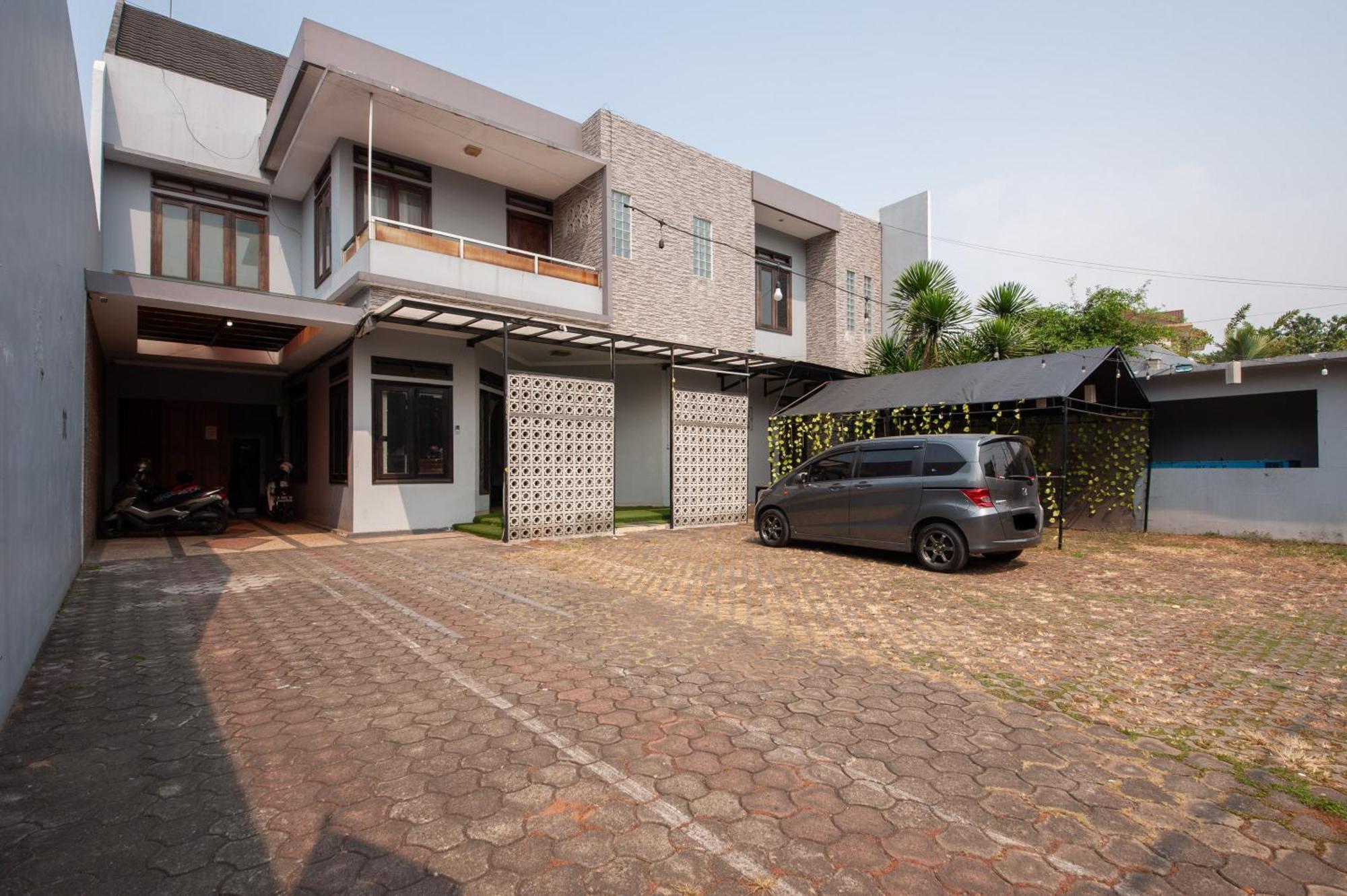 Reddoorz Plus Near Kelapa Dua Kebon Jeruk Jakarta Kültér fotó