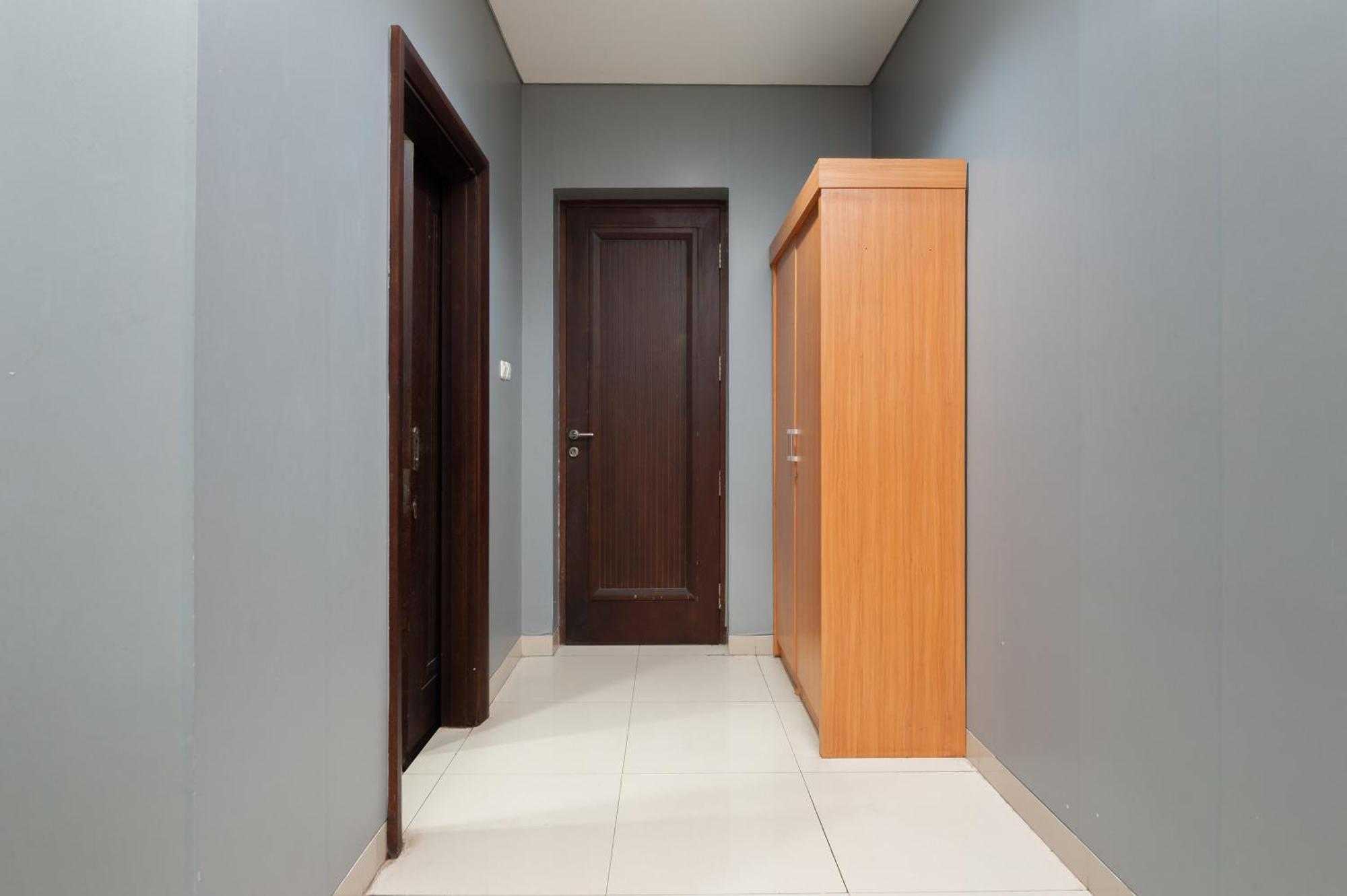 Reddoorz Plus Near Kelapa Dua Kebon Jeruk Jakarta Kültér fotó