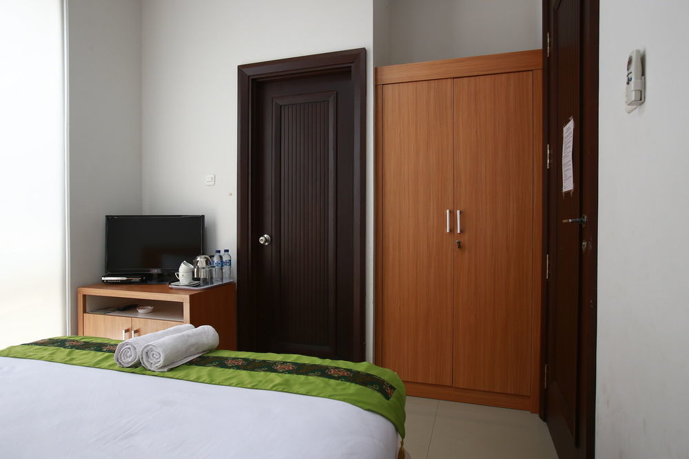 Reddoorz Plus Near Kelapa Dua Kebon Jeruk Jakarta Kültér fotó