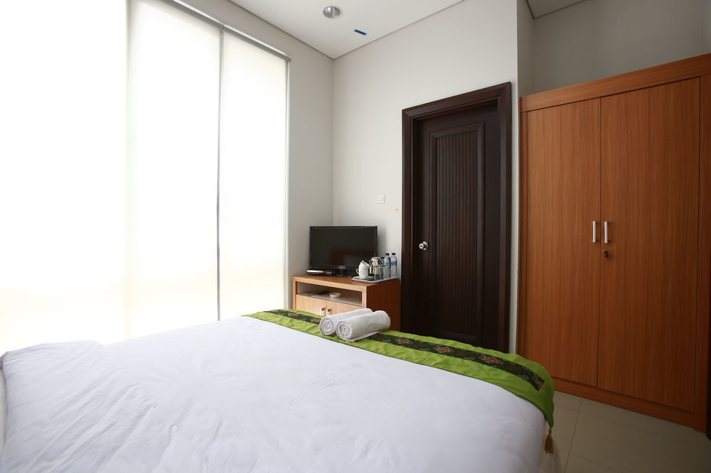 Reddoorz Plus Near Kelapa Dua Kebon Jeruk Jakarta Kültér fotó
