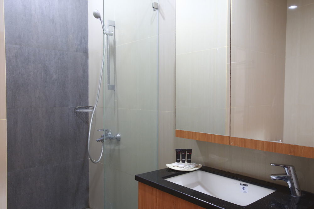 Reddoorz Plus Near Kelapa Dua Kebon Jeruk Jakarta Kültér fotó