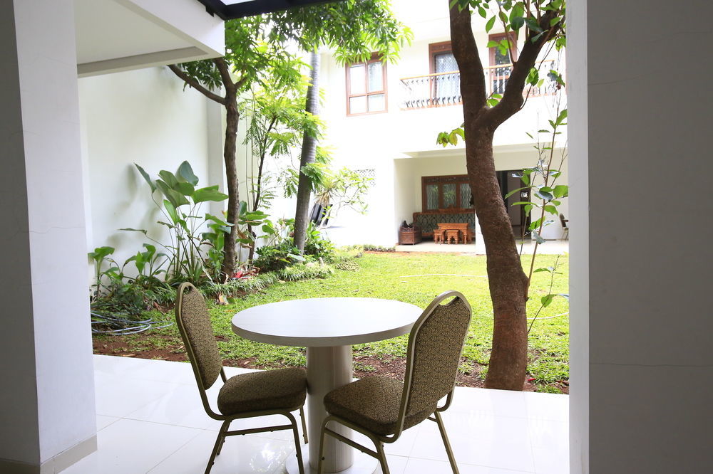 Reddoorz Plus Near Kelapa Dua Kebon Jeruk Jakarta Kültér fotó
