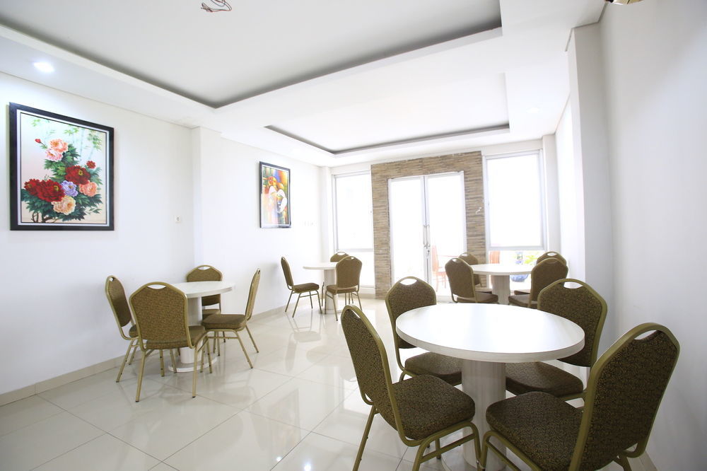 Reddoorz Plus Near Kelapa Dua Kebon Jeruk Jakarta Kültér fotó