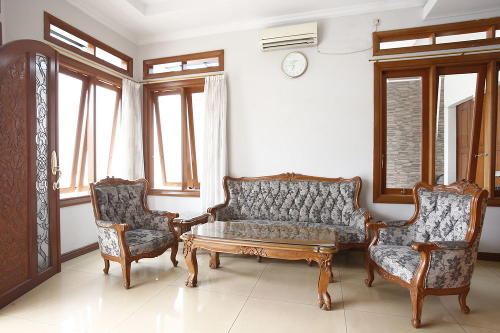 Reddoorz Plus Near Kelapa Dua Kebon Jeruk Jakarta Kültér fotó