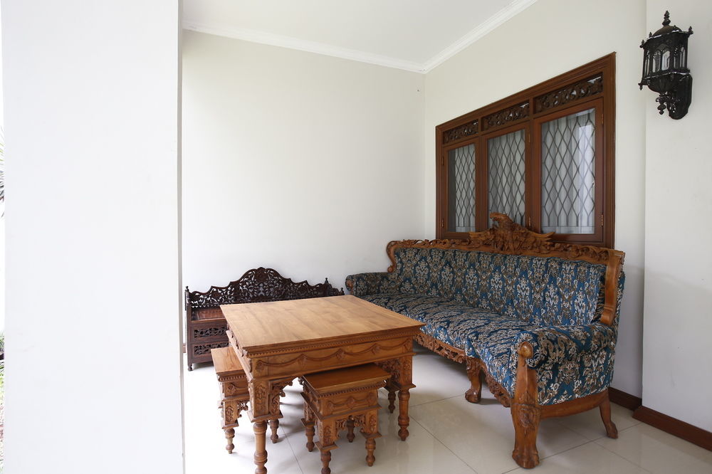 Reddoorz Plus Near Kelapa Dua Kebon Jeruk Jakarta Kültér fotó