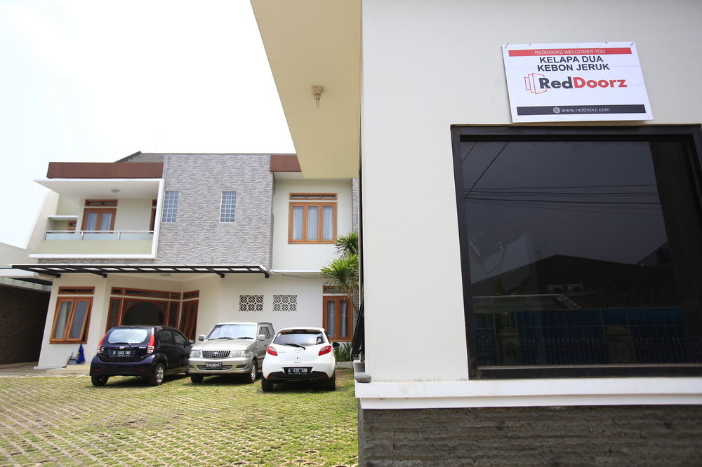 Reddoorz Plus Near Kelapa Dua Kebon Jeruk Jakarta Kültér fotó