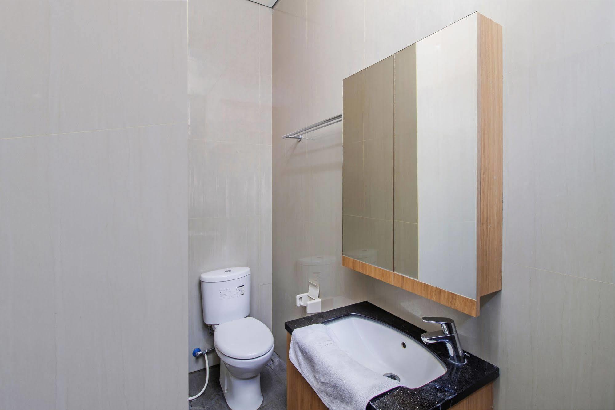 Reddoorz Plus Near Kelapa Dua Kebon Jeruk Jakarta Kültér fotó