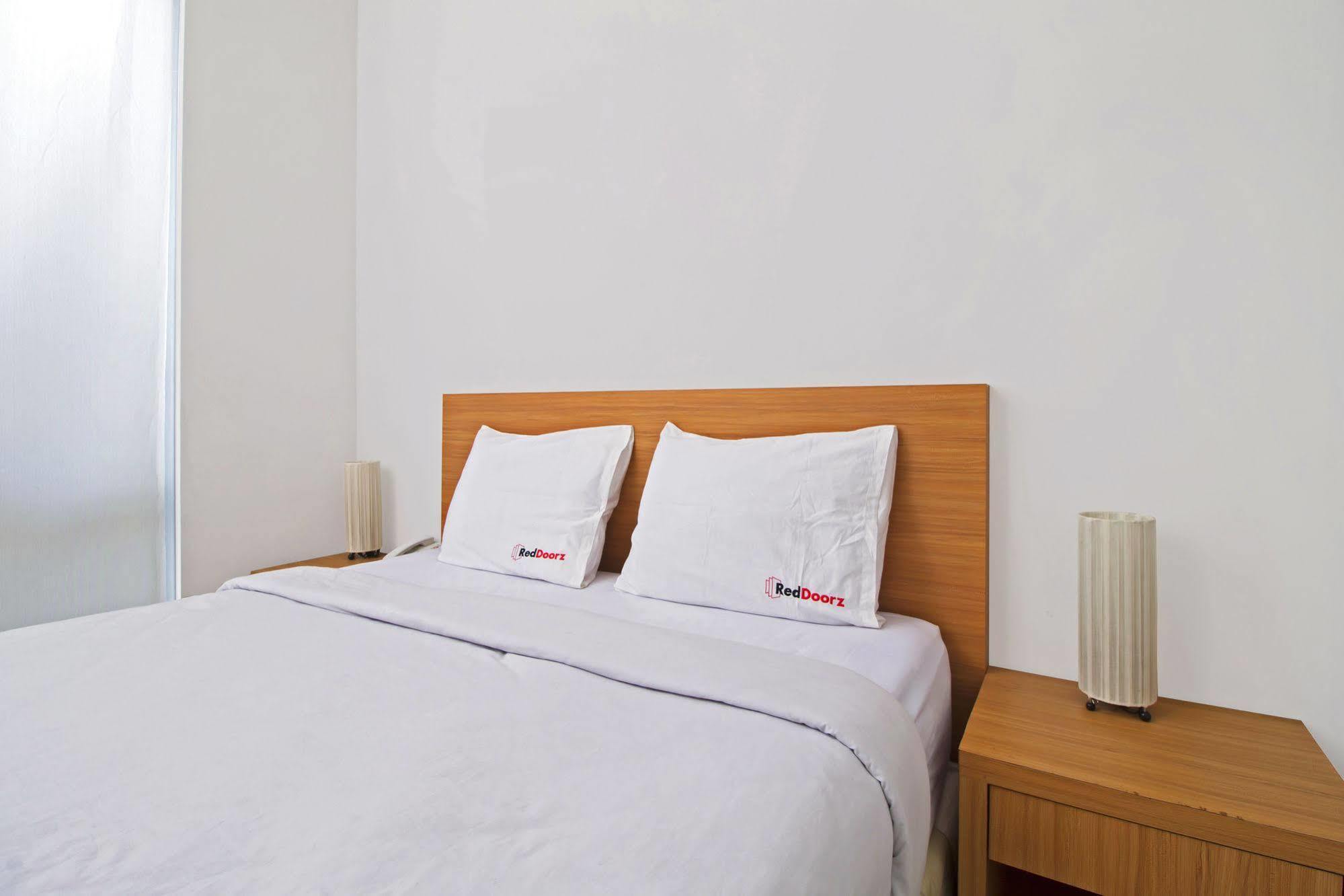 Reddoorz Plus Near Kelapa Dua Kebon Jeruk Jakarta Kültér fotó