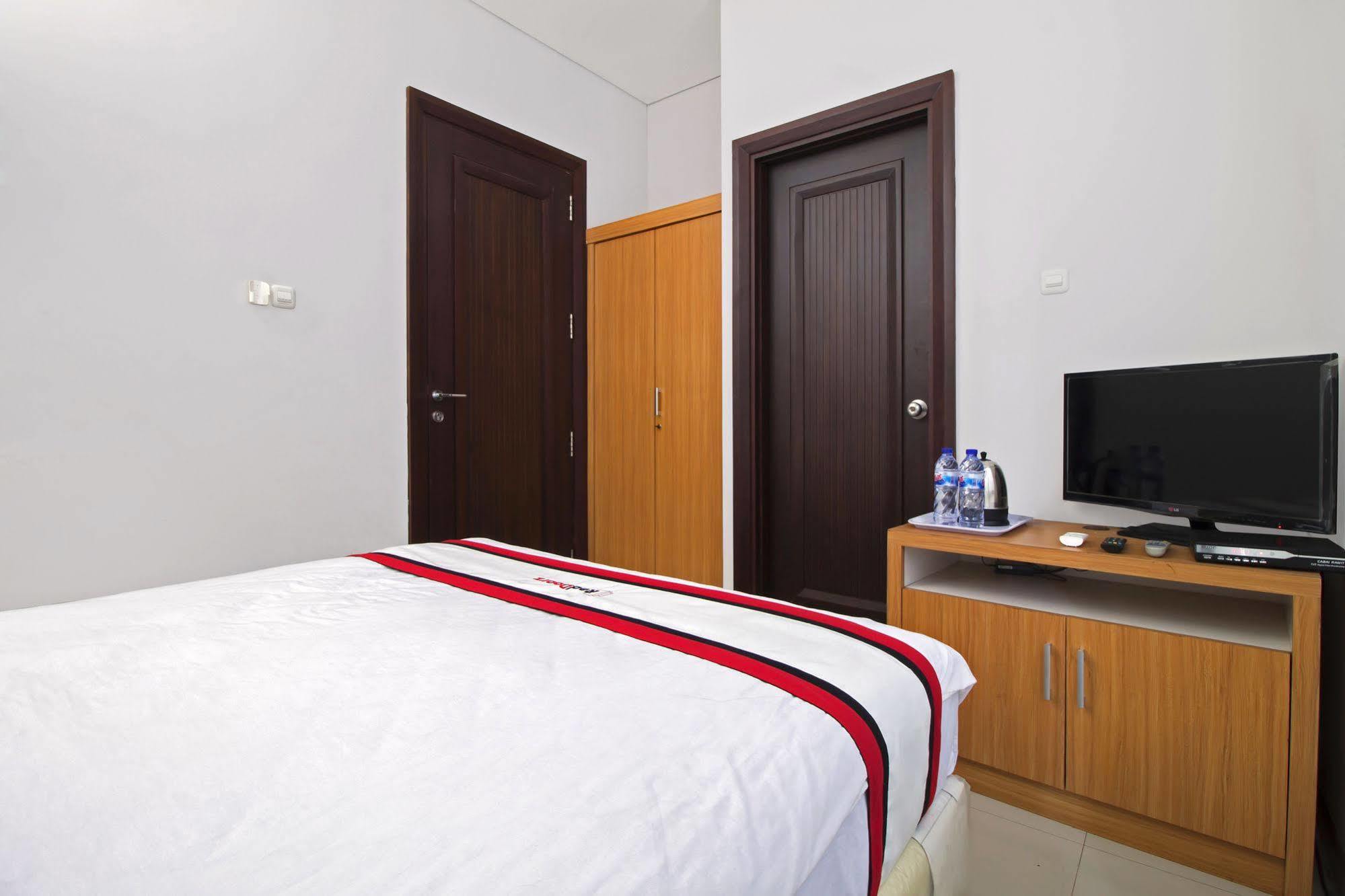 Reddoorz Plus Near Kelapa Dua Kebon Jeruk Jakarta Kültér fotó