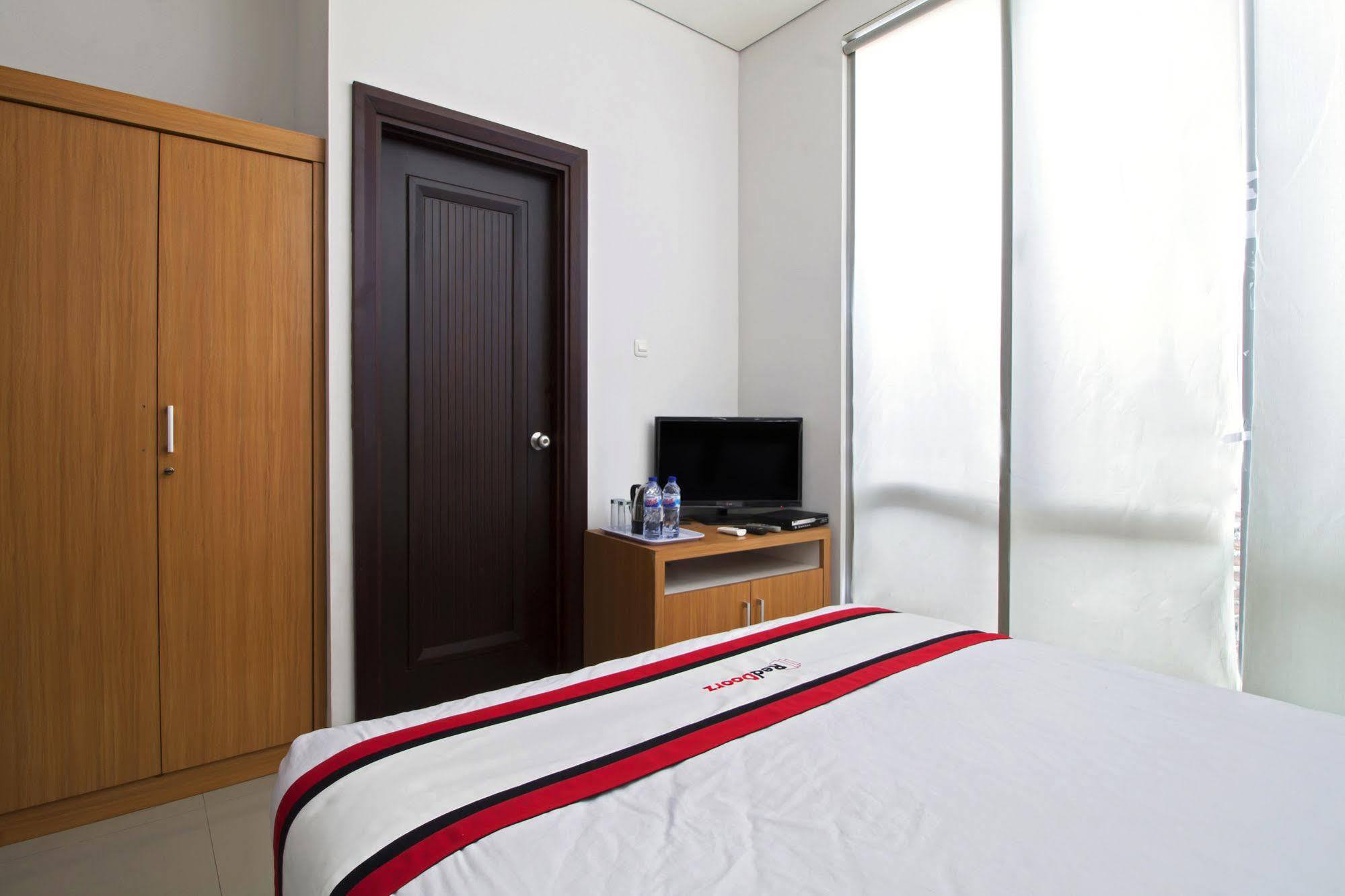 Reddoorz Plus Near Kelapa Dua Kebon Jeruk Jakarta Kültér fotó