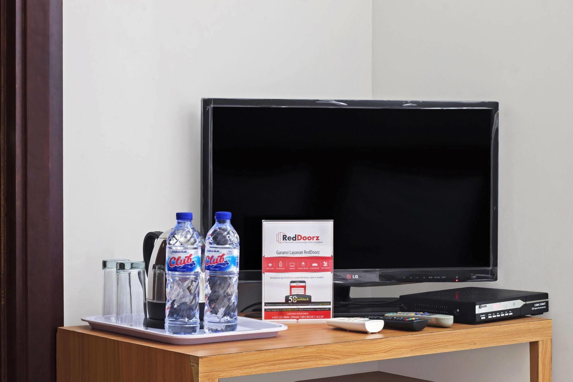 Reddoorz Plus Near Kelapa Dua Kebon Jeruk Jakarta Kültér fotó