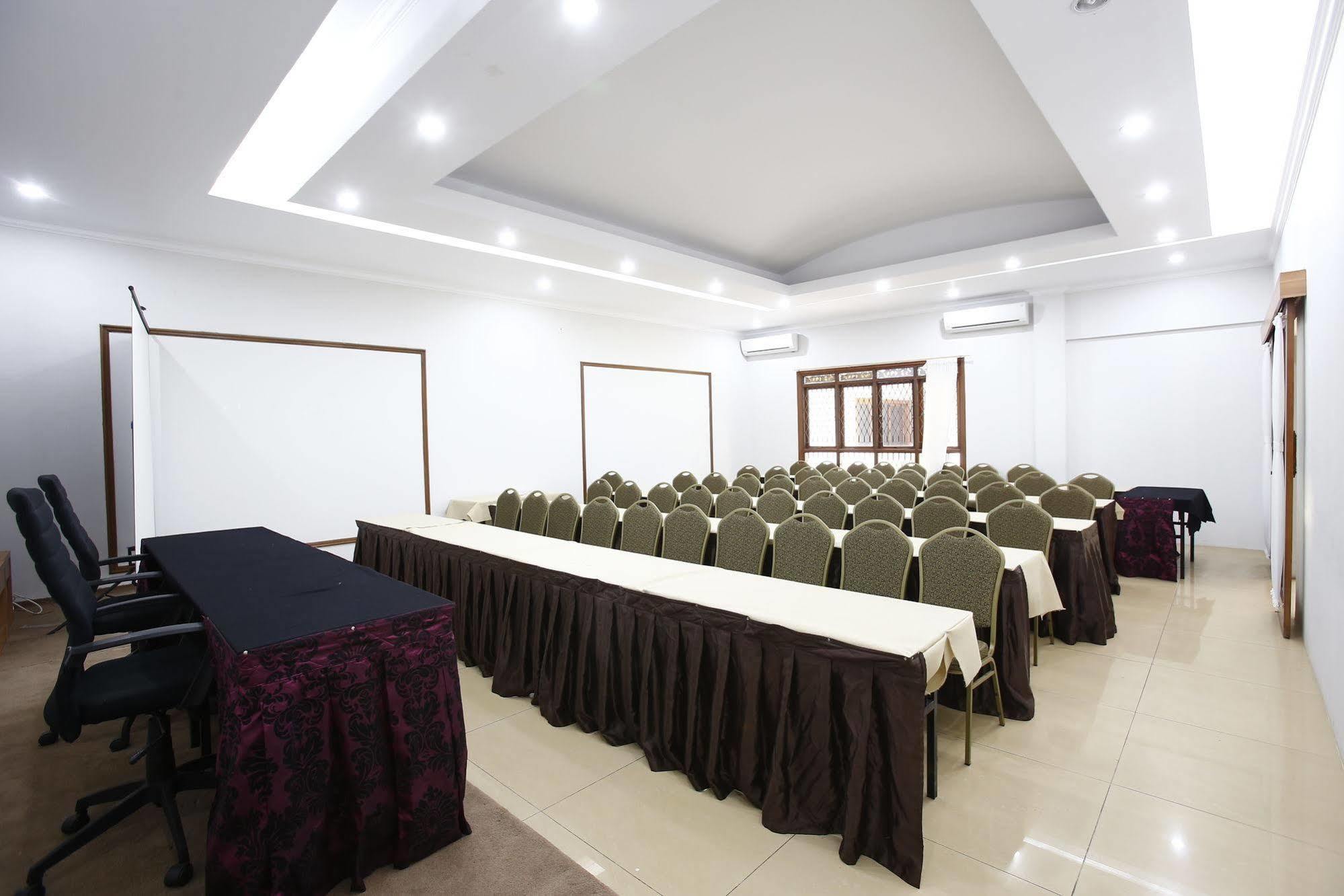 Reddoorz Plus Near Kelapa Dua Kebon Jeruk Jakarta Kültér fotó